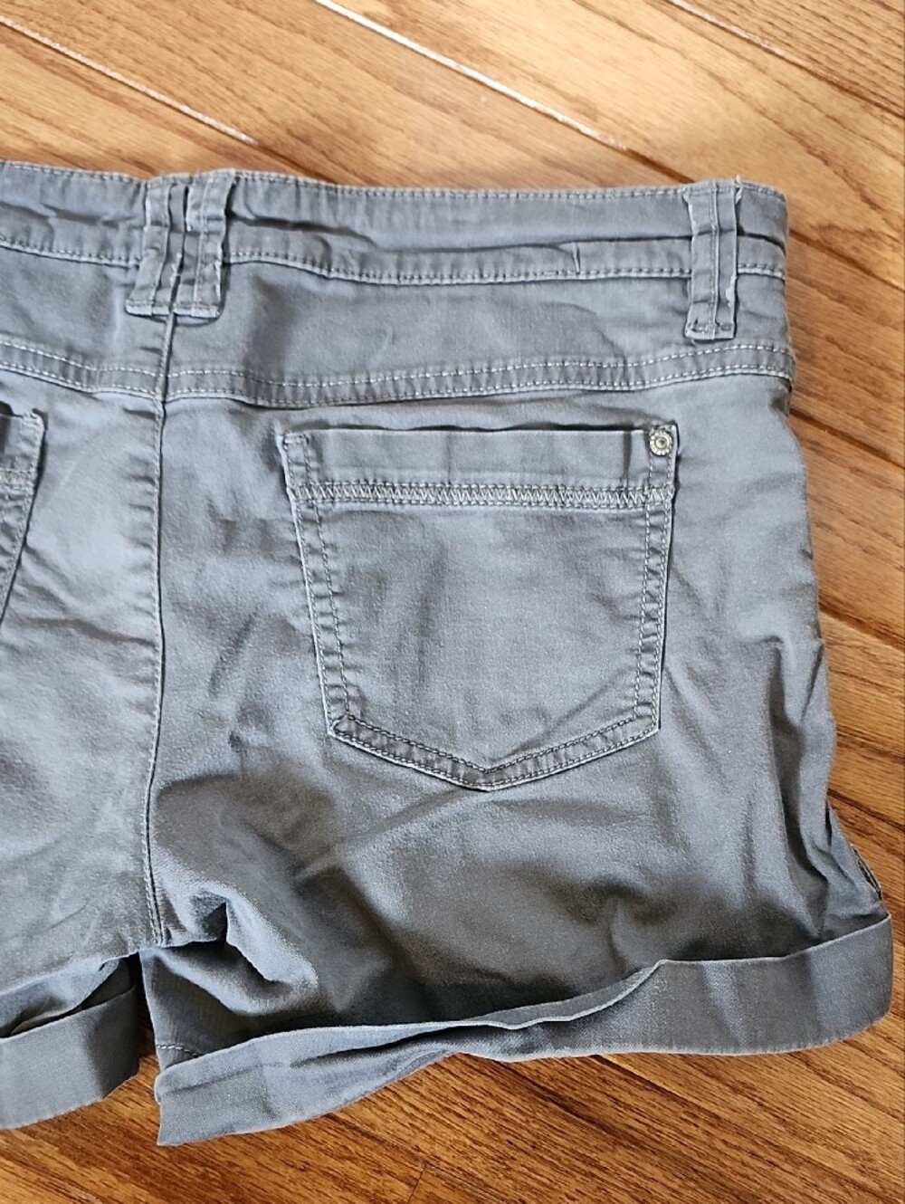 Vintage Y2K Garage Women's Gray Rolled-Hem Shorts - Picture 15 of 16